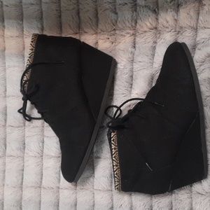 Womens laces up booties with embroidered accent along ankle size 9.5